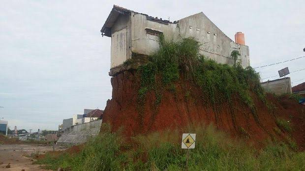 Potret nasib rumah yang menolak digusur ini bikin geleng-geleng kepala